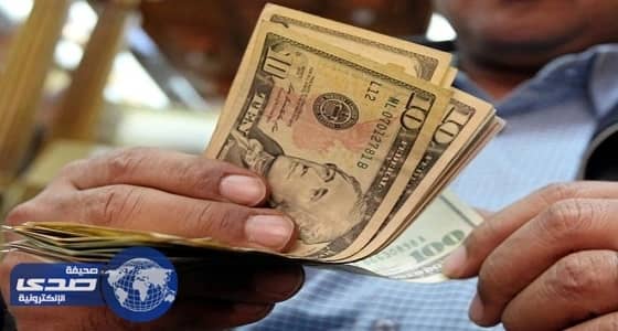 الدولار يسجل أدنى مستوى في أكثر من عام
