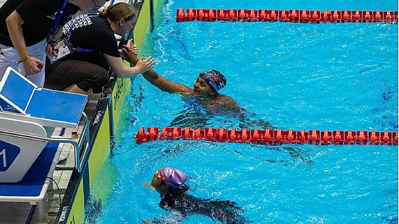 موقف مؤثر بين السباحة السعودية ومنافستها يخطف الأضواء.. فيديو