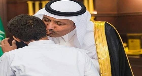 بالصور.. أمير الباحة يستقبل ذوي الشهيد محمد الزهراني