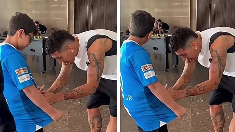 فرمينهو يوقع على قميص طفل هلالي .. فيديو