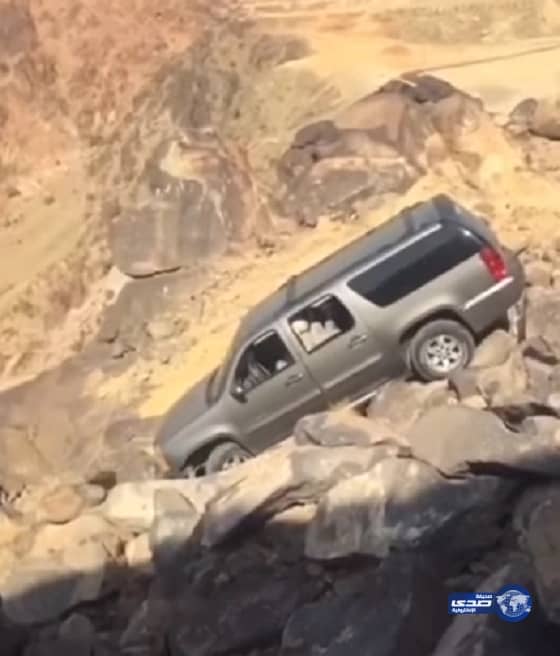 شاهد بالفيديو.. إنقاذ سيارة "تاهو" بعد سقوطها من أعلى جبل بالمدينة المنورة