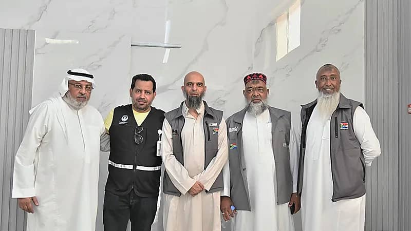 وفد من مجلس الحج والعمرة بجنوب أفريقيا يزور مركز التعبئة الآلية لعبوات زمزم .. صور