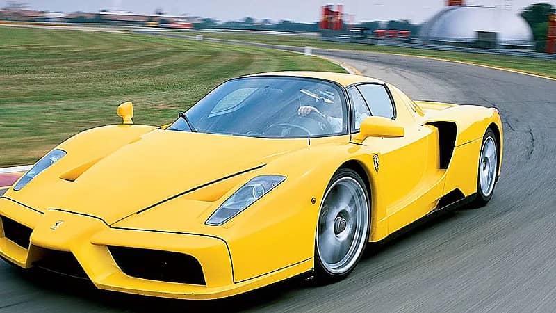 بالفيديو.. سباق قوي بين فيراري انزو ضد مازيراتي MC12