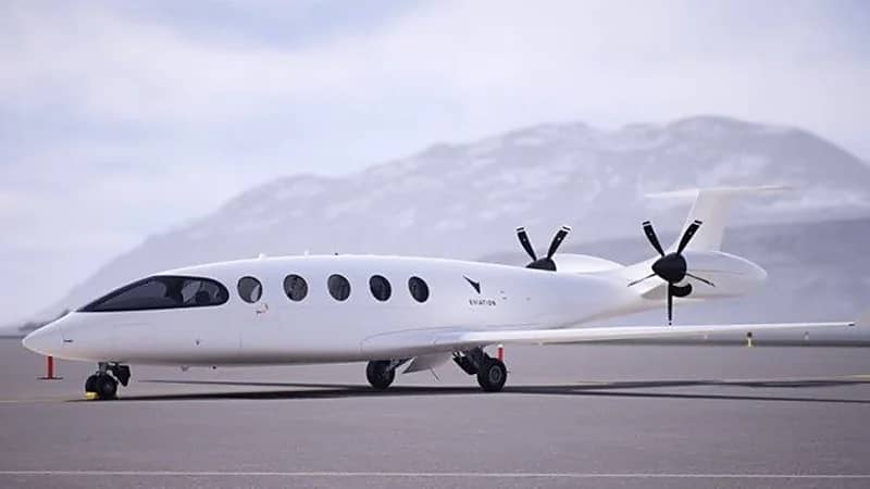 خبير طيران: لا يستطيع أحد فتح باب الطائرة وهي تحلق ومانراه في الأفلام مستحيل