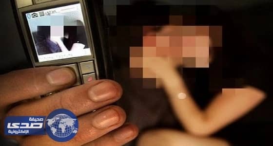 شاب يبتز قريبته بنشر صورها على الإنترنت لاستغلالها جنسياً