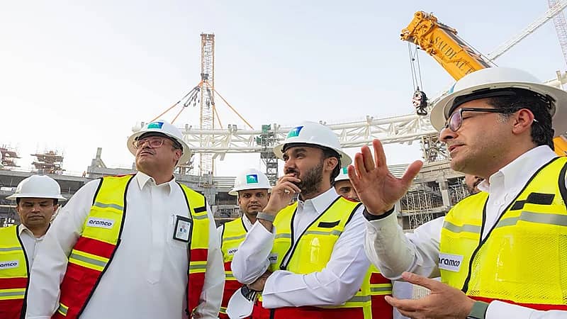 وزير الرياضة يطّلع على آخر مستجدات الأعمال الإنشائية بملعب أرامكو .. صور