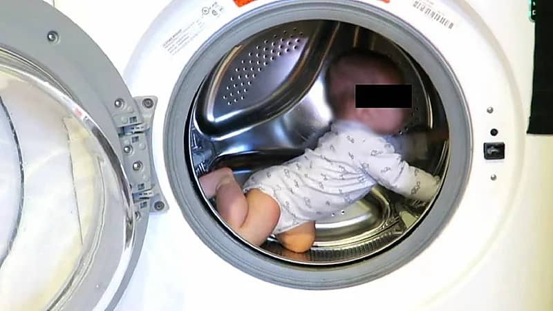 رجل يرمي طفلته الرضيعة في غسالة أثناء تشغيلها