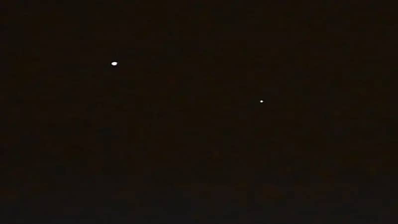 فيديو.. لحظة اقتران كوكب المريخ بالمشترى في سماء الرياض