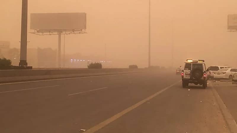 أتربة مثارة ورياح تسود أجواء 3 مناطق