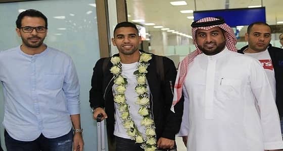 بالصور.. استقبال حافل من جماهير الأهلي لـ " مؤمن زكريا "