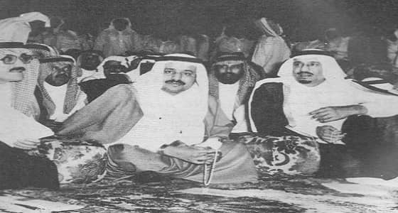 صورة قديمة لخادم الحرمين تجمعه بالأميرين نايف وسطام