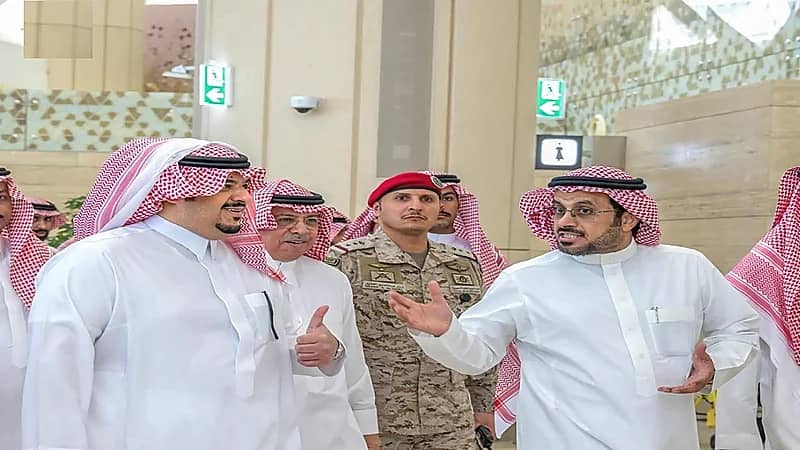 نائب أمير الرياض يستقل مركبة ذاتية القيادة في طريقه لزيارة مطار الملك خالد