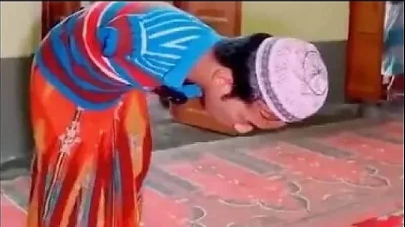 شاهد .. شاب مبتور الساق والذراعين يصلي في المسجد