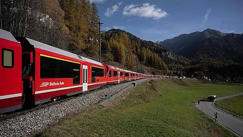 بالفيديو.. تشكيل أطول قطار ركاب في العالم بجبال الألب