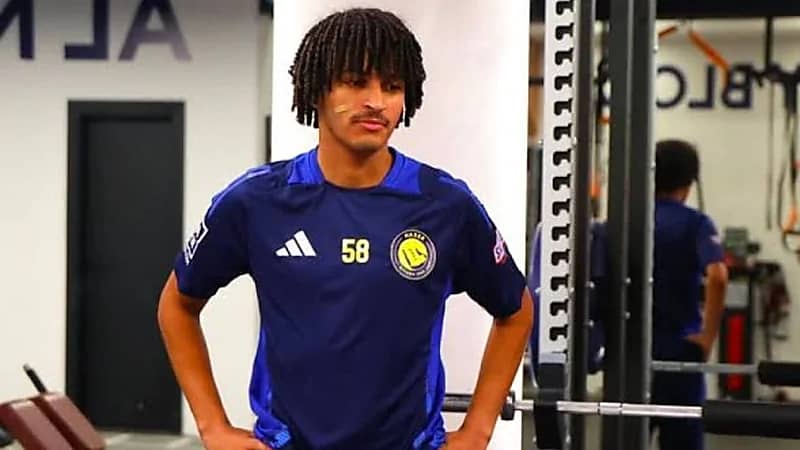 عبدالملك الجابر يؤدي العمرة قبل لقاء الاتحاد .. صورة