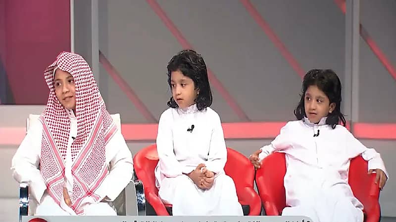 بالفيديو.. ثلاثة أشقاء يتسابقون في حفظ القرآن الكريم