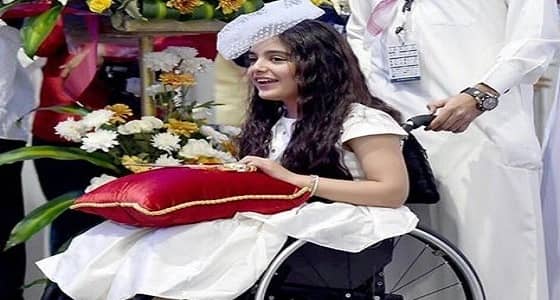 رئيس نادي الطيران يهدي " غلا " بطاقة عضوية بعد معاناة مطار الجوف