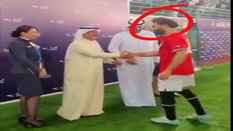 شاهد.. محمد صلاح يضع امرأة أجنبية في موقف محرج بالكويت