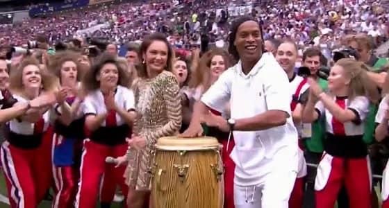 بالفيديو والصور.. رونالدينيو يقرع طبول الحفل الختامي للمونديال