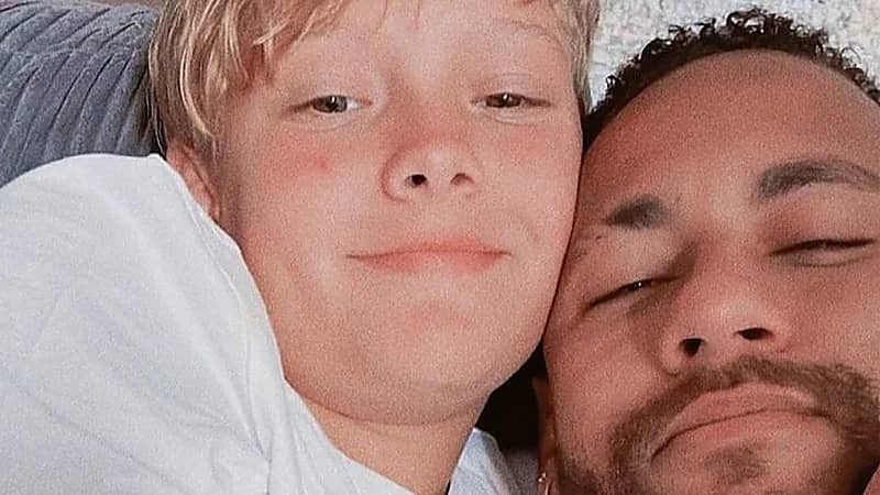 نيمار يروي موقفًا طريفًا في مدرسة نجله داڤي بسبب لون شعره الأشقر