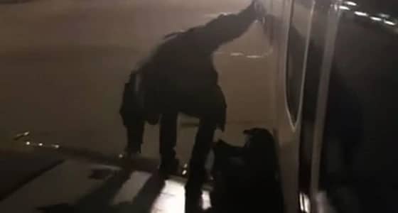 بالفيديو.. مسافر يمل من الانتظار بالطائرة ويخرج من الجناح