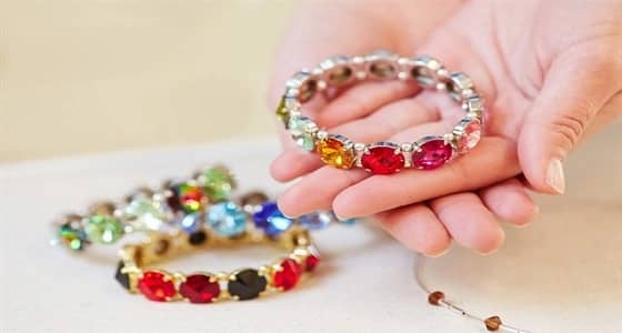 بالصور .. الفصوص الملونة موضة إكسسوارات ربيع 2018