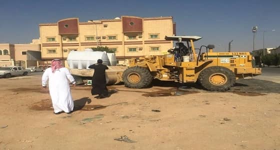 بالصور.. " بلدية الروضة " تزيل 4 مواقع بيع مياه غير صالحة