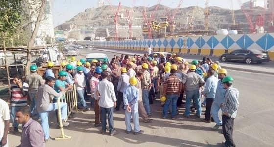 البنوك تبدأ صرف شيكات " بن لادن " المستحقة