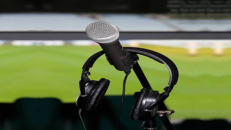 توقيف معلّق رياضي عن العمل لطلبه جعة على الهواء