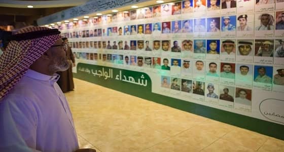 زوار الجنادرية من أمام لوحات الشهداء .. أنتم أحياء في قلوبنا