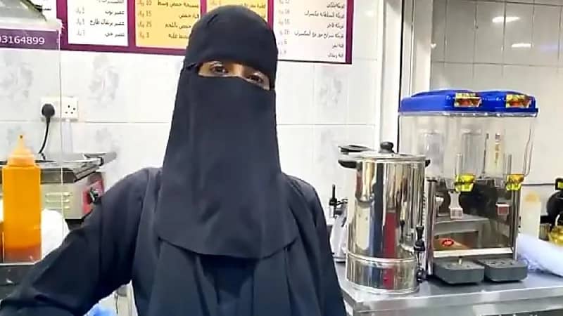 بالفيديو.. مواطنة تروى تجربة ترك وظيفتها وافتتاح كافتيريا تعمل فيها بنفسها