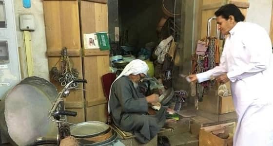 بالفيديو.. حكاية أشهر بائع لـ " التتن " في سوق القيصرية بالإحساء