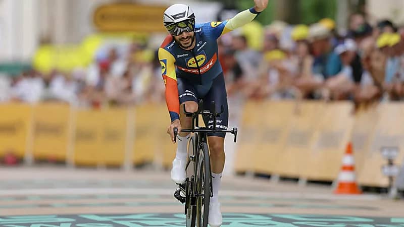 معاقبة متسابق توقف لتقبيل زوجته أثناء سباق للدرجات .. فيديو