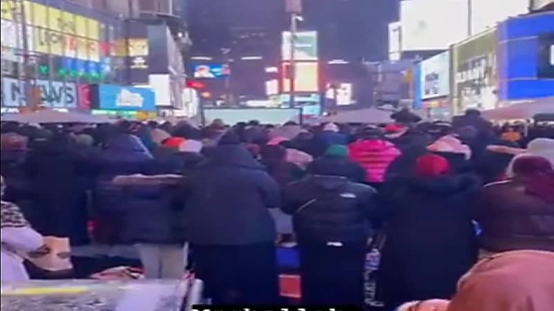 شاهد.. إقامة صلاة التراويح في أشهر ميادين أمريكا
