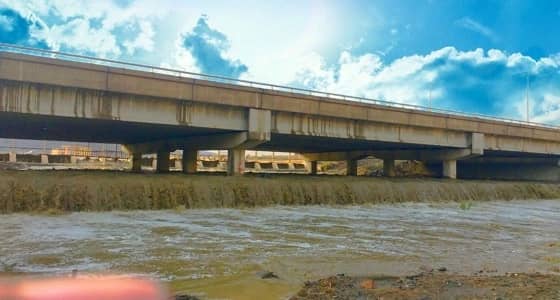 انقاذ 9 أشخاص احتجزتهم السيول داخل مركباتهم بالطائف