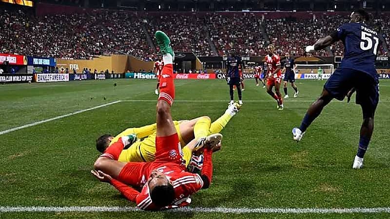 مانويل نوير يهاجم دوناروما بسبب إصابة موسيالا