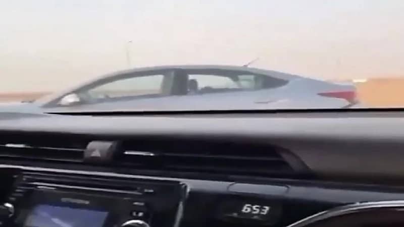 شاهد.. شاب يتعمد اصطدام مركبة متوقفة وصديقه يوثق الحادث