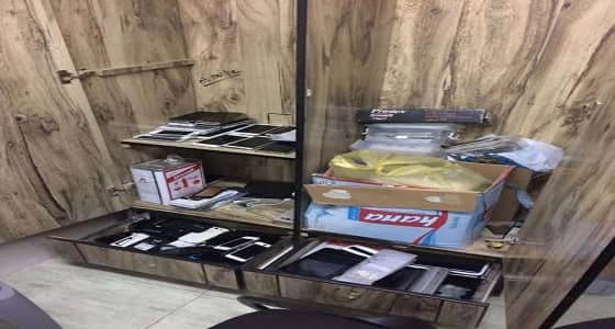 بالصور.. ضبط 7 وافدين يديرون شقة لصيانة الجوالات بالرياض