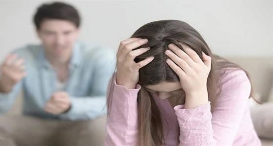 سيدة طلبت الطلاق بسبب حماتها فشهر بها زوجها عبر الفيسبوك