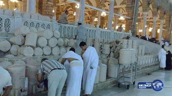 بالفيديو.. ثلاث رجال يقذفون متسولاً بالألعاب النارية