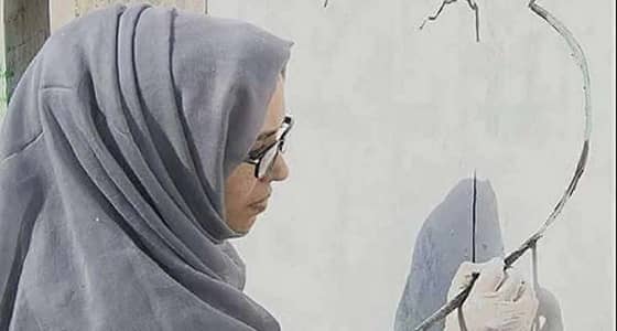 عندما يفضح الإبداع الحوثيين.. فنانة يمنية تلجأ للجداريات للتذكير بضحايا الحرب