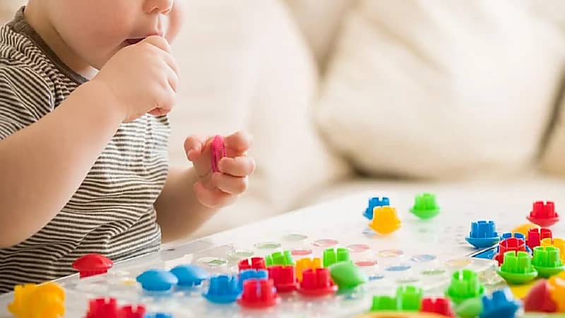 بالفيديو .. طبيب : مئات الأطفال يبتلعون سنويا الأجسام الصغيرة