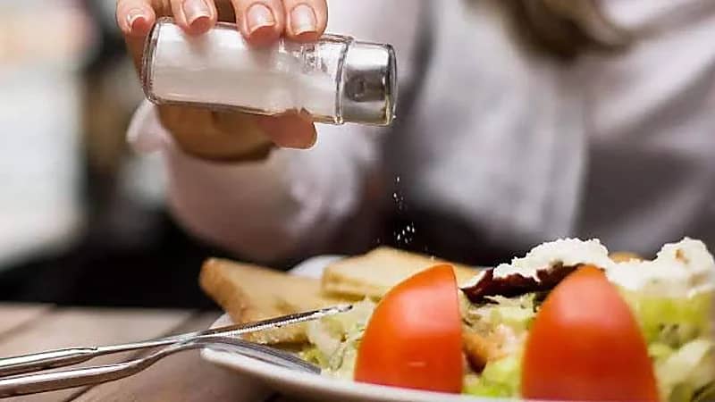 دراسة أوروبية: الأطعمة الغنية بالملح تزيد التوتر