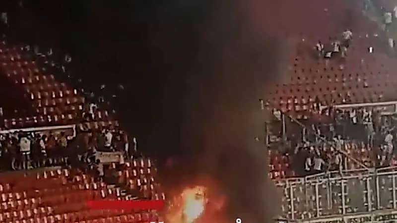 حريق يلتهم مدرجات ملعب ⁧‫تشيلي‬⁩ خلال مباراة كرة قدم .. فيديو