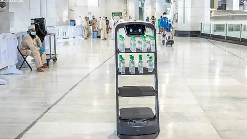 توزيع ماء زمزم داخل المسجد الحرام بواسطة روبوت آلي