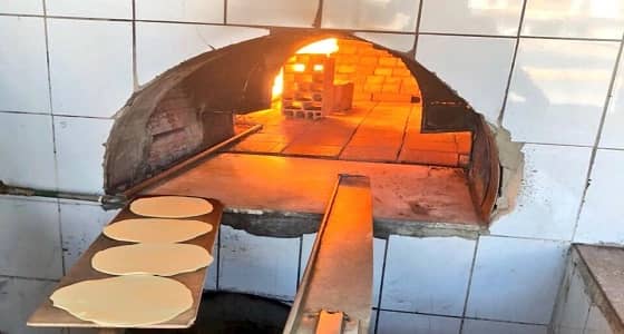 بالصور.. ضبط مخالفات صحية بالمخابز الشعبية وباعة جائلين في نجران