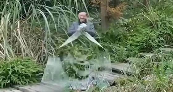 بالفيديو.. عباءة إخفاء تثير ضجة بالانترنت