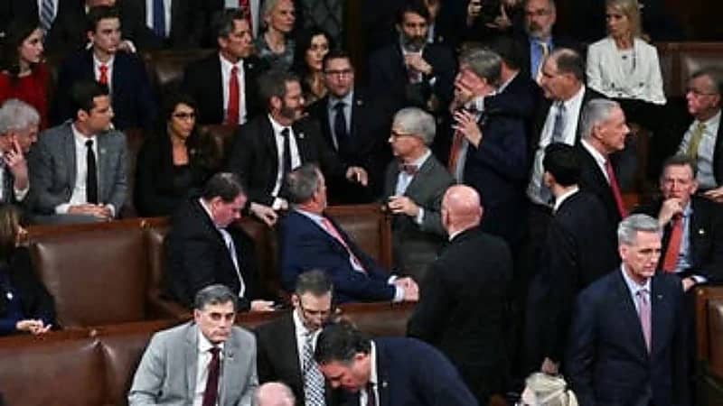 بالفيديو.. شجار وشيك قبل انتخاب مكارثي رئيسًا لمجلس النواب الأمريكي