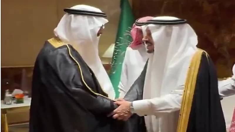 أمير الرياض يمازح د. سعد الراشد بعد فوزه بجائزة الملك فيصل.. فيديو