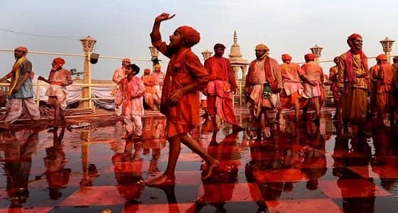 بالصور.. ضرب رجال وإجبارهم على الرقص بملابس حريمي